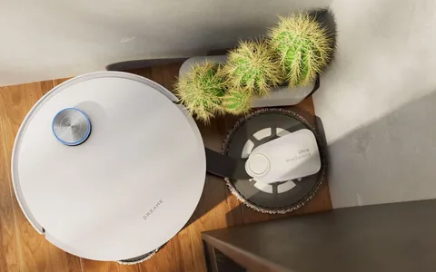 Robot aspirador Dreame X60 Pro Ultra Complete con su base de autovaciado