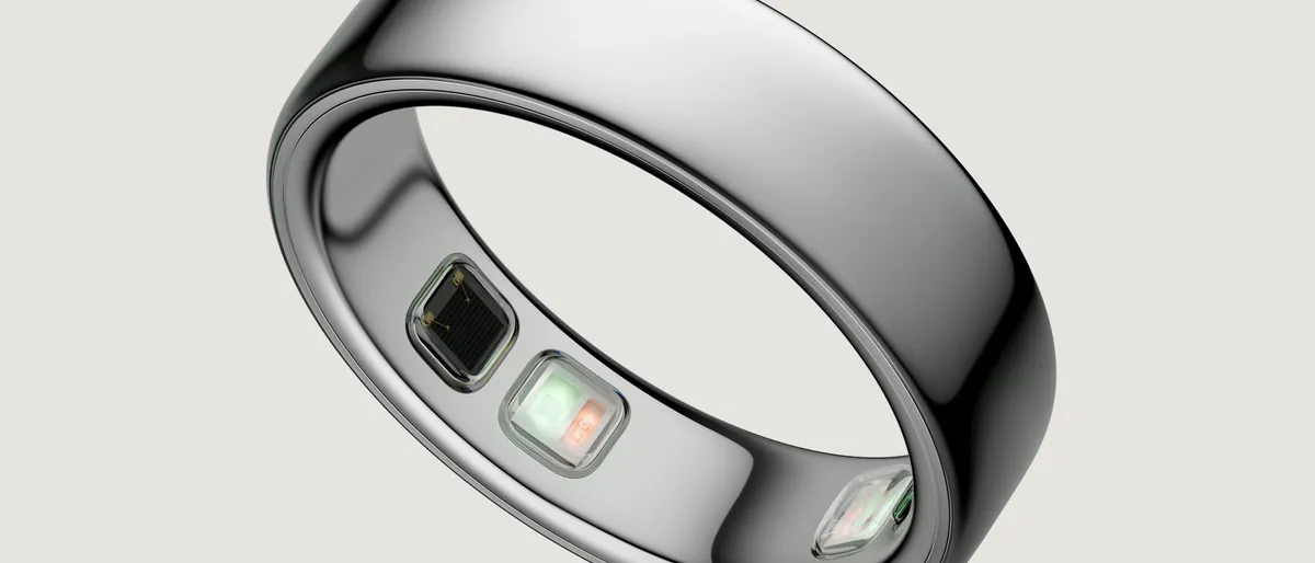 Anillo inteligente Oura Ring 5 en acabado plata, vista de cerca