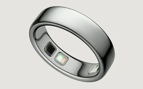 Anillo inteligente Oura Ring 5 en acabado plata, vista de cerca